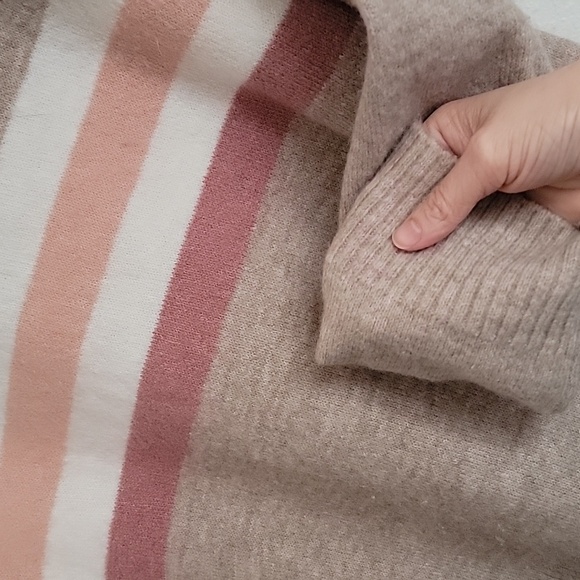 Hem & Thread Sweater - Picture 4 of 7